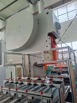 ซื้อ เครื่องปั๊มภาชนะฟอยล์อาหาร LK-T63, กำลังผลิต 9,000–12,000 ชิ้น/ชั่วโมง online manufacture