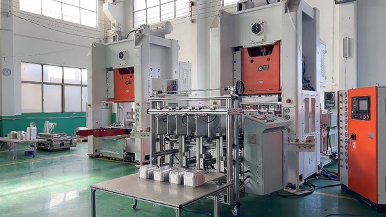 เครื่องผลิตถังแผ่นฟอยล์อัตโนมัติ Siemens Motors PLC Control ด้วยความจุ 4 ช่อง