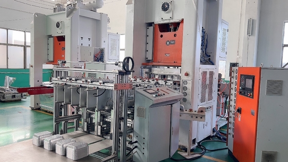 มิตซูบิชิ แบรนด์ PLC ควบคุม 18000pcs / h อลูมิเนียมเงินฟอยล์ถังเครื่องทํา