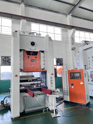 LK-T80 เครื่องทำภาชนะบรรจุอาหารแบบเจาะฟอยล์อลูมิเนียมอัตโนมัติ Mitsubishi PLC