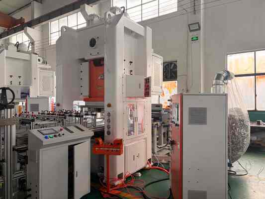 LK-T80 เครื่องผลิตแผ่นอลูมิเนียม พร้อมจอสัมผัส Mitsubishi PLC เครื่องกด 80 ตันและพิมพ์ 4-Cavity